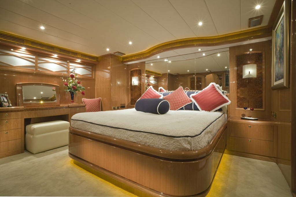 Master  09 copy - Endurance 650 Pilothouse Sea Trial © unknown unknown